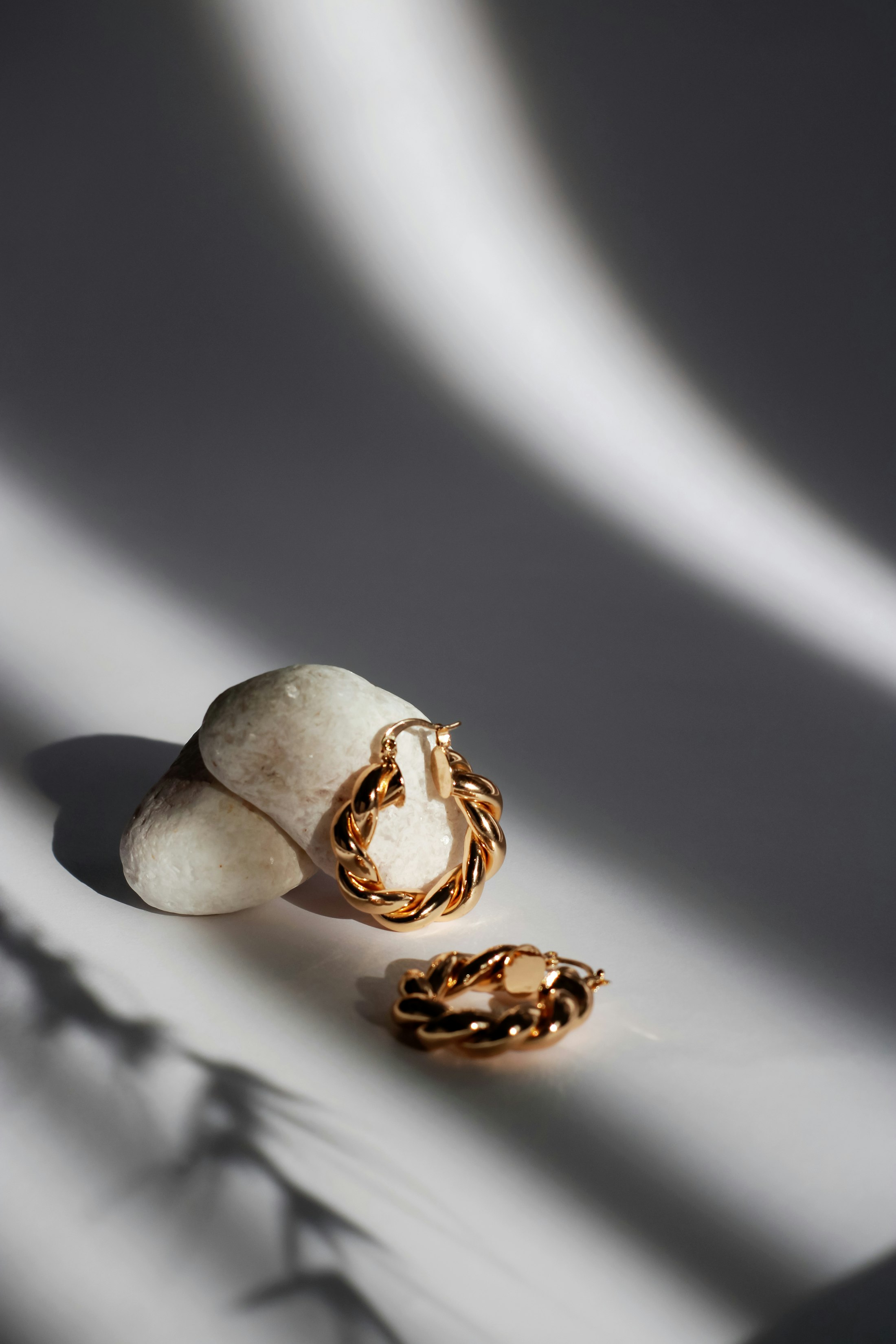 Bijoux en or dans une lumière rasante
