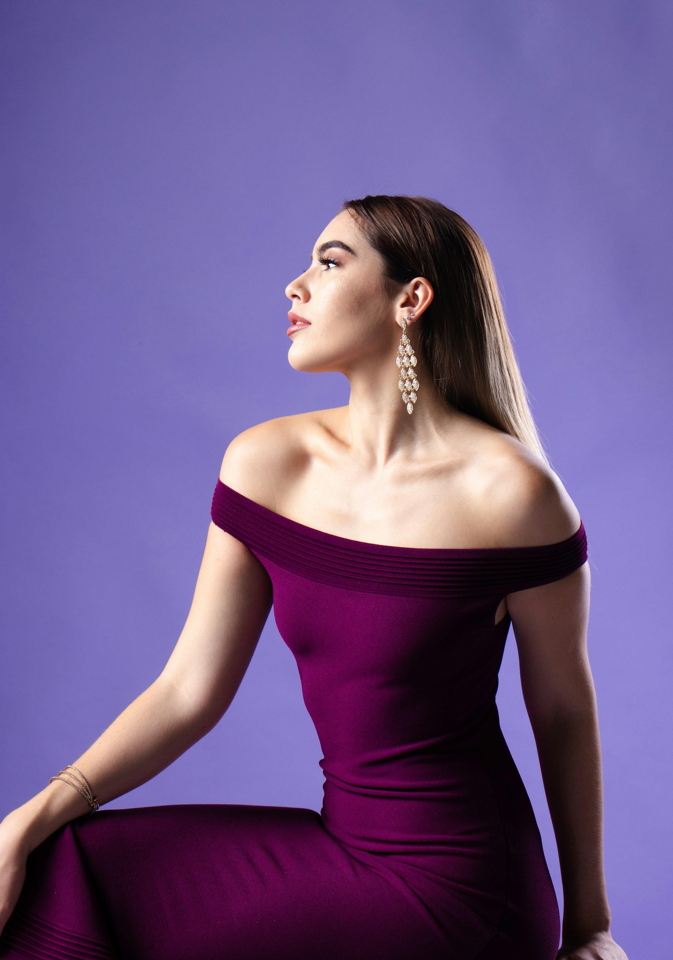 Mannequin en robe pourpre sur fond violet