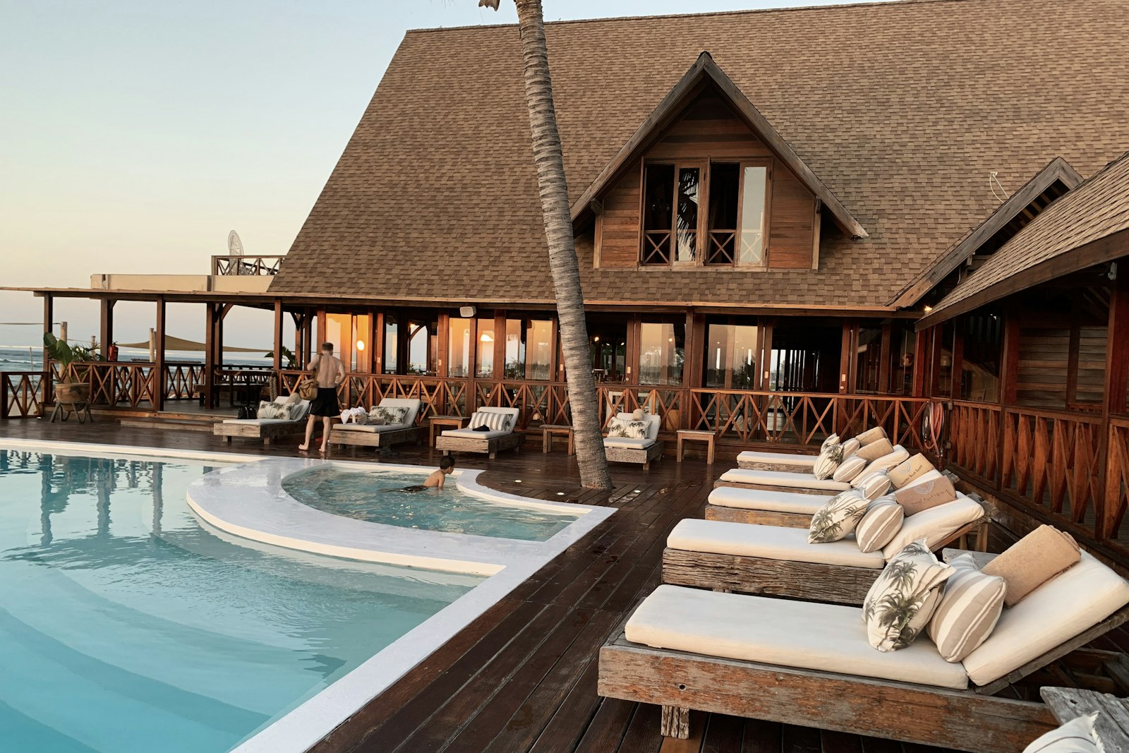 Terrasse et transats au bord de la piscine