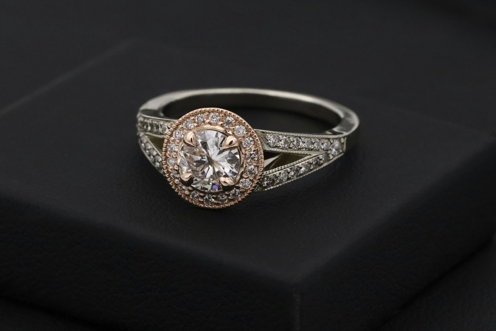 Bague sertie posée sur un fond noir